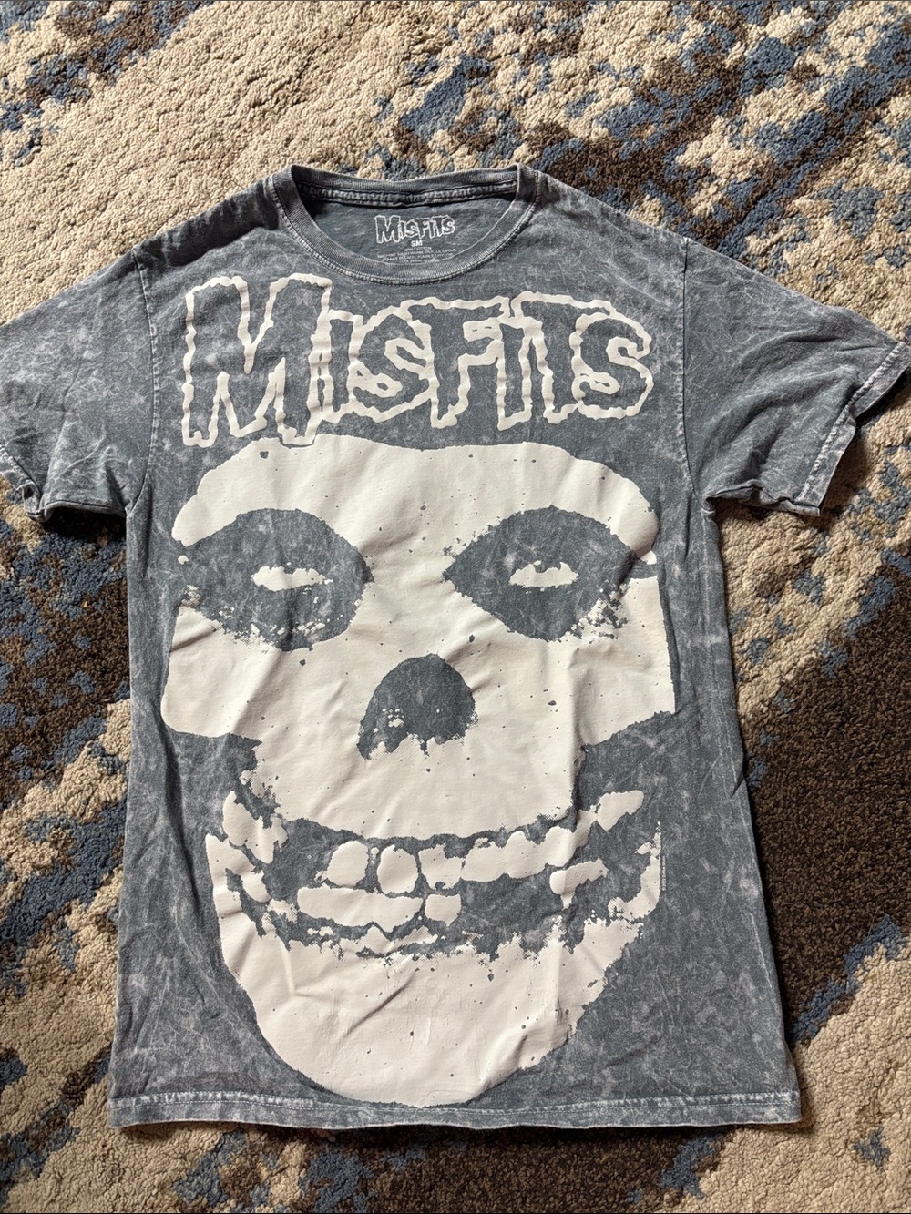 Hot Topic Gray and White Misfits Skull Tee